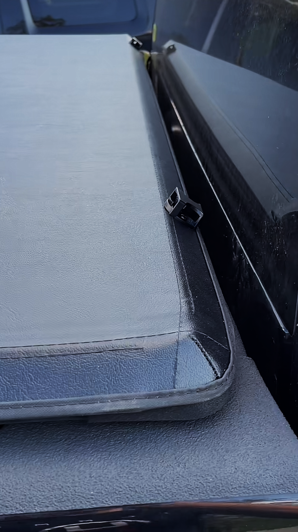 Cheetah Soft Trifold ST Series Tonneau Cover fits Ford F150 21 - 25 5.5FT Feet